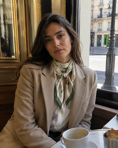 Écharpe de Cou en Soie Élégante et Polyvalente